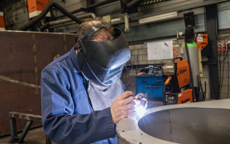 Fachkraft für Metalltechnik FR Konstruktionstechnik bei der Arbeit