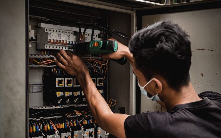 Industrieelektriker/-in FR Betriebstechnik bei der Arbeit