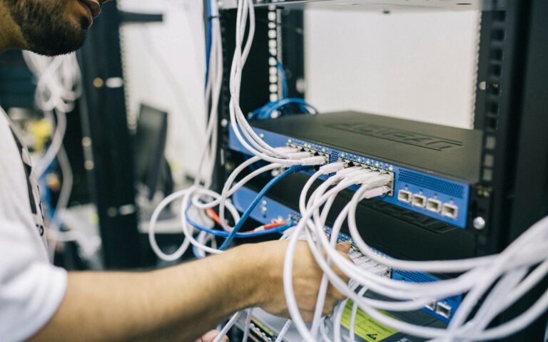 IT-System-Elektroniker/-in bei der Arbeit