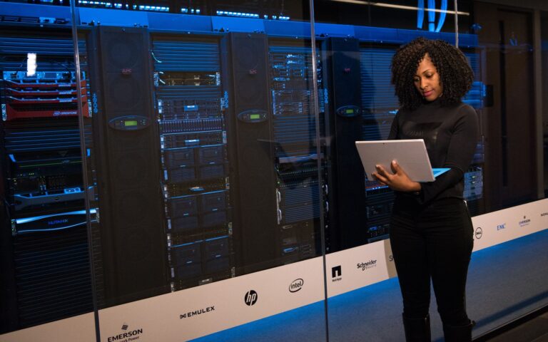 Kaufleute für IT-System-Management bei der Arbeit