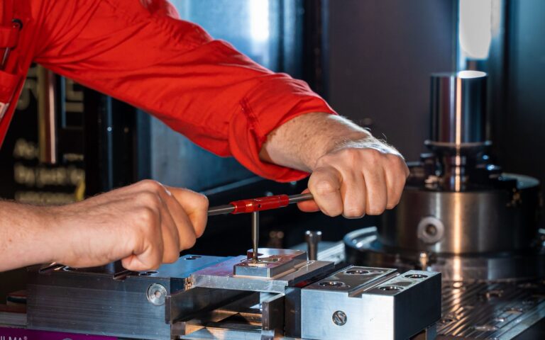 Werkzeugmechaniker/-in bei der Arbeit